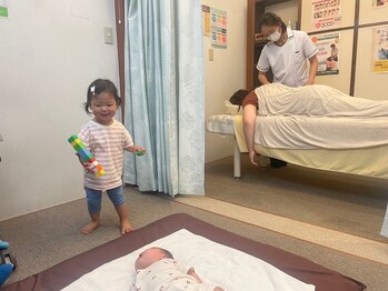 子育てママの整体サロン/ママ施術中のお子様の様子
