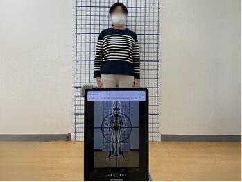 はれやか接骨院の写真/AIによる姿勢分析でゆがみを可視化/ゆがみに合わせて的確な手技&矯正を施術します。