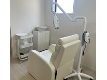 【店内風景】白基調の落ち着いた雰囲気と清潔感です