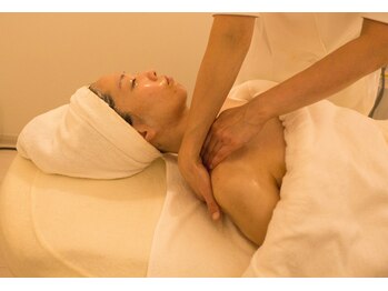 ポーラ ザ ビューティ ディオス北千里店(POLA THE BEAUTY)/デコルテケア