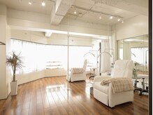 ホワイトアイ 福岡博多(WHITE EYE)/太陽光の入る清潔感のある店内