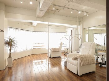 ホワイトアイ 福岡博多(WHITE EYE)/太陽光の入る清潔感のある店内