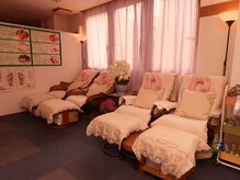 気楽 アロマリンパオイル もみほぐし 栄店/4人足裏マッサージのスペース