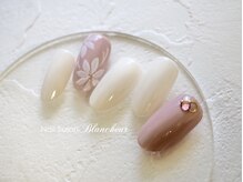 ネイルサロン ブランシュール(Nail Salon Blancheur)/大人ベージュのフラワーネイル