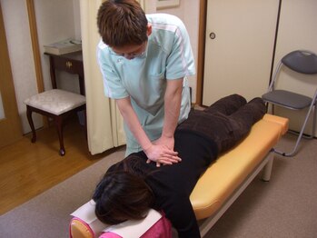 AKカイロプラクティック オフィスKOU/施術中