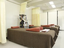 なるしま接骨院の雰囲気(清潔感のある落ち着いた空間でリラックスして施術を受けられます)