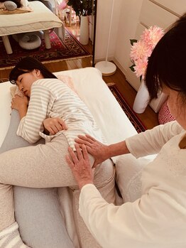 骨盤底筋ラボ フリーダ/骨盤底筋部をほぐしていきます