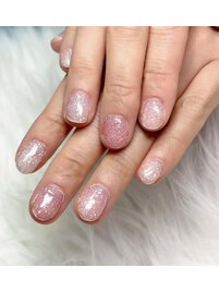 目を引くキラキラネイル