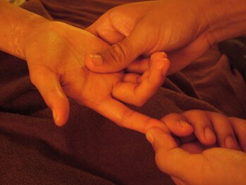 チリン 横浜駅西口店(Chillin')/ハンドをオイルマッサージ