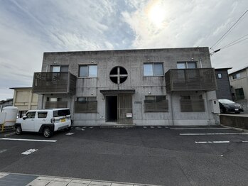 Lambell Beauty Studio./