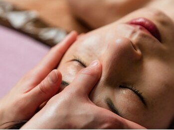 アペイサー 京都本店(Apaiser)の写真/新感覚コルギ【顔縮小フェイシャル】肩や首,頭をしっかりゆるめて顔の骨格を整えリフトアップ&小顔へ!