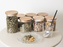 国産よもぎ蒸し専門店FEMY (フェミー)【3/1 NEW OPEN(予定)】の雰囲気(お悩みに合わせた厳選ハーブ多数ご用意)