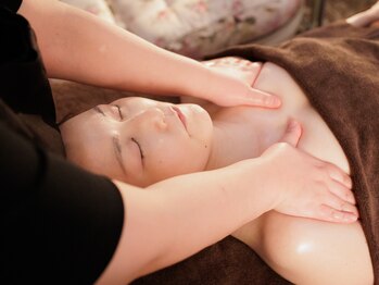 ラヴィアンローズ(La vie en Rose)/デコルテマッサージ