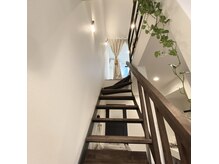 サロン ド マリ(Salon De Mari)の雰囲気（２階へ♪階段を上がると個室の施術ルームがあります♪）