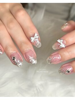 リッシュ トロワ(RICHE trois)/シルバー×ガーリーネイル