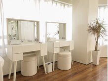 ホワイトアイ 福岡博多(WHITE EYE)/太陽光の入る清潔感のある店内