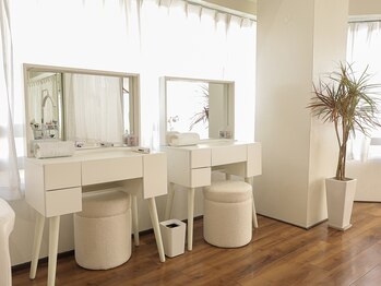 ホワイトアイ 福岡博多(WHITE EYE)/太陽光の入る清潔感のある店内