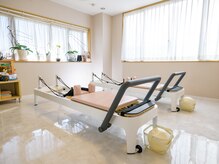 エヌ(N)の雰囲気（自然光の差し込むピンク×白を基調としたスタジオ）