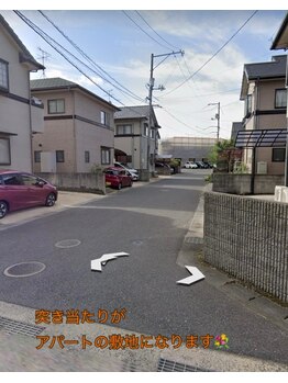 ルアネイル(lua nail.)/突き当たりがアパート敷地内です