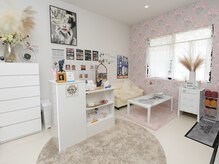 白とピンクを基調にした、女の子らしさのあるネイルルームです♪