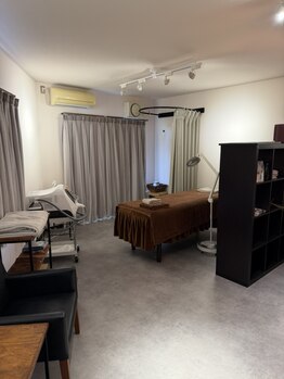 Lambell Beauty Studio./