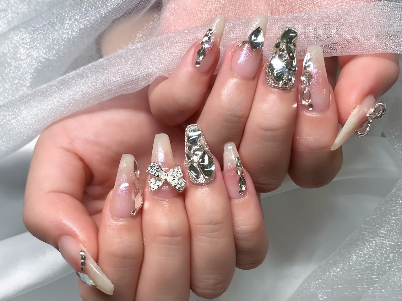 ネイルチップ ワンホン リボン ビジュー 埋め尽くし 可愛いリボン×ワンホンネイルのデートスタイル | TikTok