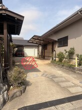 フリジア(Phrygien)/オレンジの車の前に駐車してね