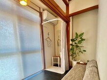 完全貸切り個室。お着替え専用スペースとドレッサーも完備。