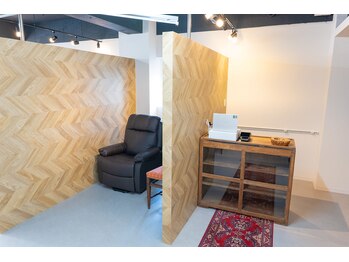 エナ(ena)/落ち着いた雰囲気の店内