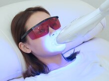 ホワイトニングショップ 湘 南辻堂店/LED照射でジェルを活性化します