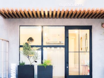 アン 六本松店(UNE)/UNE六本松の外観 六本松駅近