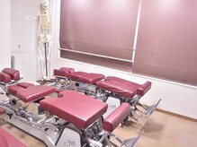 西荻窪北口カイロプラクティック整体院の雰囲気(最高品質のトムソンテーブルでの矯正は、衝撃が少なく痛みナシ☆)