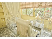 サロンオラ(Salon Ola*)の雰囲気（ふんわりパステルカラーの店内で仕切りもバッチリ♪）