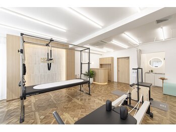 モモ 麻布十番 白金高輪(MOMO)/今話題のマシンピラティス