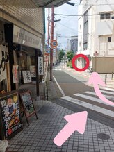 横断歩道を渡ります♪ビルが見てきました♪