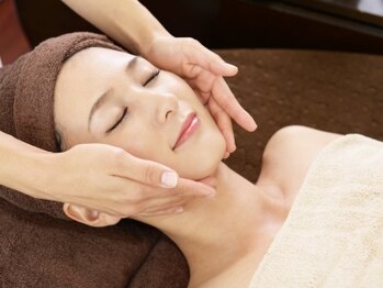 ベルプラス(Belle+)の写真/レモンボトルで小顔も美肌もゲット!毛穴・シミ・しわ・たるみのお悩みを改善する欲張りエイジングケア★