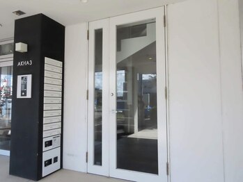 ルスリール(Le sourire)/建物入口前