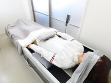 医療提携小顔×再生美容研究所minamo福岡店【フェイシャル/エイジングケア/肌質改善】の雰囲気（脊椎スキャニングマシーンで寝るだけ姿勢矯正♪）