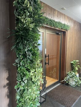 ゴクジョウ(GOKUJO)/緑との融合のエントランス