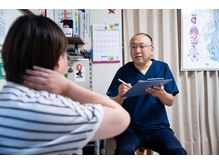 暖カイロプラクティックの雰囲気（不調の原因を一緒に確認します）