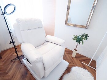 ラボー(la beaux)の写真/ゆったりリクライニングでほっと一息...*忙しいママさんが嬉しいキープ力◎アイブロウ/マツパの同時施術も