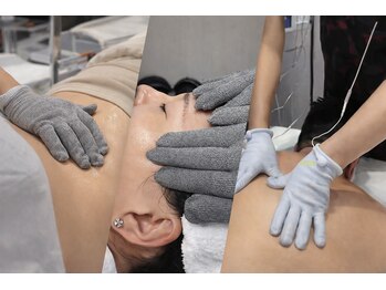 広尾痩身ビューティーサロンの写真/【スキニーが似合う美脚へ!】歴15年の手技×希少マシンで、太ももの“がんこな脂肪”とさようなら!