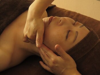 イルマーレ(ilmare)の写真/身体を芯から温めるよもぎ蒸しと、熟練の手技による顔筋マッサージを組み合わせた贅沢なコースをご用意♪