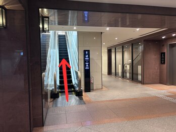 エンアイラッシュ(en eyelash)/《道案内》エスカレーターで上へ