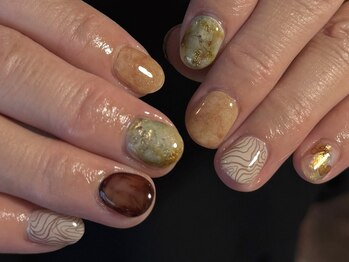 アールビービー(R.B.B.)の写真/短いお爪もお任せ☆ショートネイルに映えるニュアンスネイル◎華やかなデザインで指先から可愛く気分もUP♪