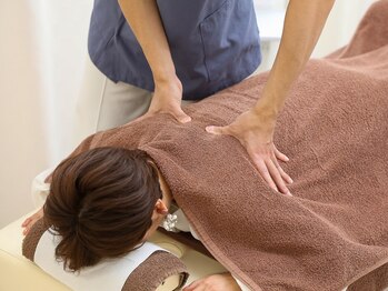 小坂井接骨院の写真/【PC・スマホや育児での首肩コリ/内巻き肩の方に◎】お客様一人ひとりの体の状態に合わせた施術◇