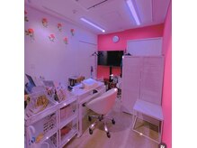 癒やしの効果があるマジェンタピンクのお部屋で施術いたします。