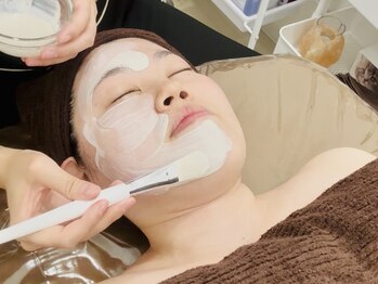 アール(R)の写真/【一度でくすみケア＆美白】透明感とモチモチとしたお肌に仕上げる美白ケア♪乾燥や冬のお肌トラブル改善♪