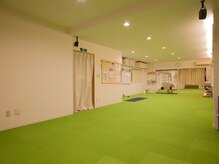 スタジオスピカの雰囲気（定員12名なので広々ヨガができます。）