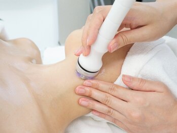 リヴィ(Levi)の写真/横顔まで美しく。憧れのシャープな輪郭へ。キュッと引き締まった印象の小顔へ。